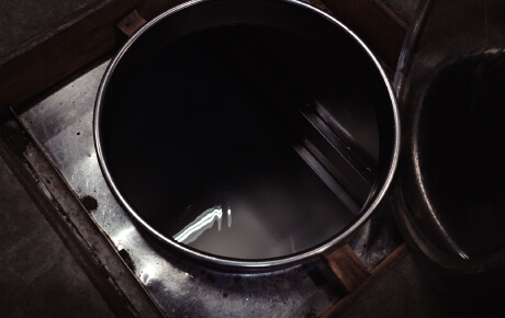 出来立ての泡盛の原酒。旨み成分の澱（おり）を残すのも「松藤」の特徴